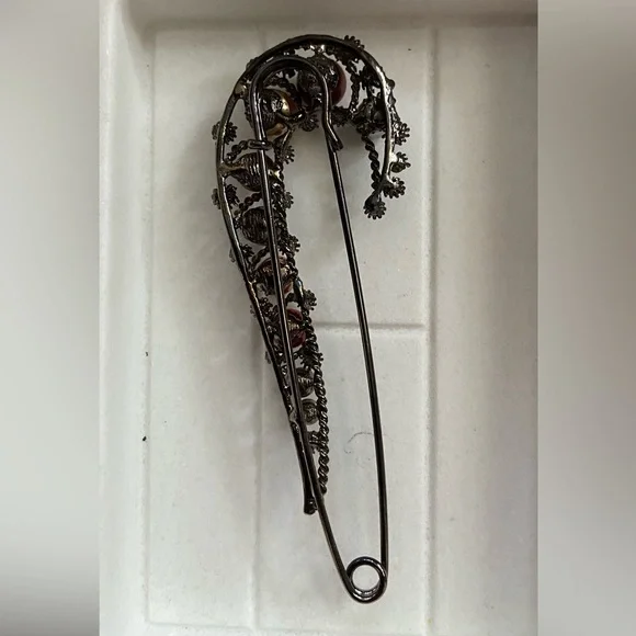 Black Metal and Multi-Color Faux Pearl, Brooch/Scarf Pin. - Picture 2 of 3